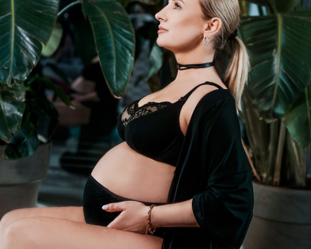 Jak przygotować garderobę na pierwszy trymestr ciąży – co warto kupić, a czego nie