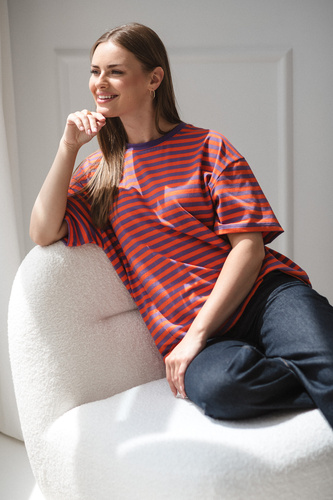 T-shirt do karmienia i ciąży Mamahood oversize z krytymi zamkami OEKO-TEX Milk&Love fioletowo-pomarańczowepaski