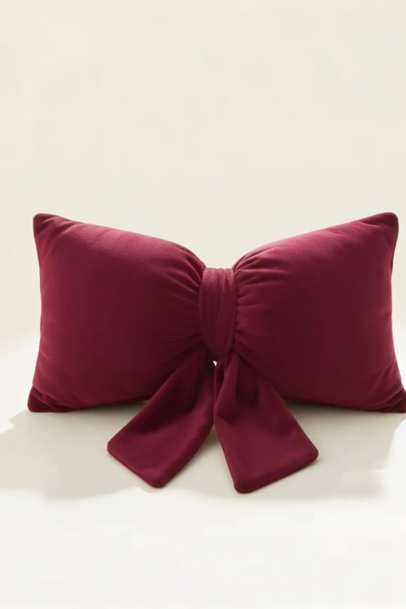 Bordowa poduszka świąteczna Kokarda – welurowa dekoracja od Spod Igły i Nitki, Oeko-Tex