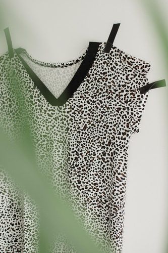 Koszula nocna damska De Lafense Kendall 853 – wiskoza, wzór panterka - ecru panterka