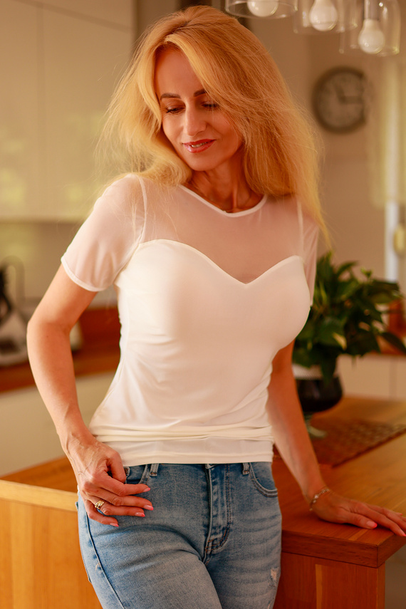 Celia Mirale – elegancka bluzka z mikrofibry z transparentną siateczką, polska jakość