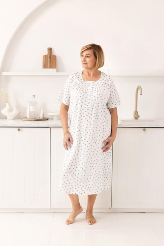 Koszula nocna 019 Regina niebieska   – bawełniana, zapinana na guziki, z delikatnym marszczeniem i krótkim rękawem