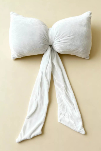 Biała poduszka świąteczna Kokarda 40x23 – welurowa dekoracja od Spod Igły i Nitki, Oeko-Tex