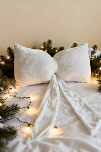 Biała poduszka świąteczna Kokarda 40x23 – welurowa dekoracja od Spod Igły i Nitki, Oeko-Tex