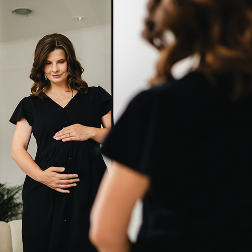 Koszula nocna ciążowa i do karmienia Linda Eevi – komfortowa, rozpinana, dla mam- czarna 