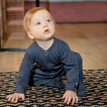 Pajac dla chłopca Magic Eevi - grafit prążek