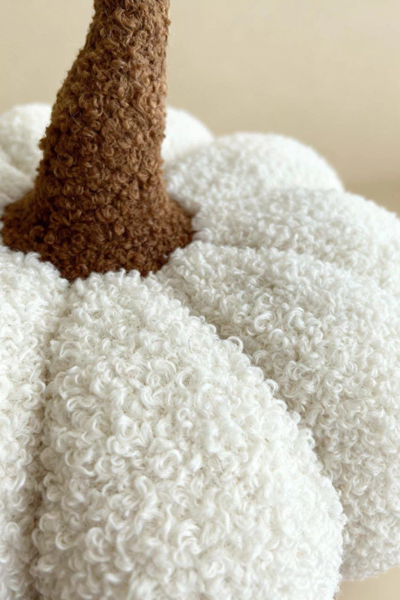 Spod Igły i Nitki poduszka dynia boucle – biała, miękka, jesienna dekoracja