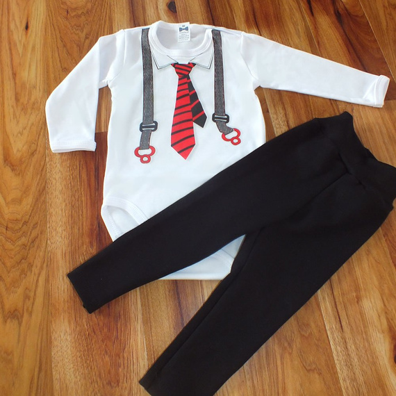 "Krawat i szelki" Elegancki komplet niemowlęcy dla chłopczyka Moocha