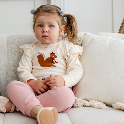 Różowe body niemowlęce Fluffy Tails Eevi – Długi rękaw, falbanki i jesienny nadruk