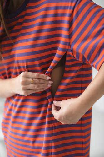 T-shirt do karmienia i ciąży Mamahood oversize z krytymi zamkami OEKO-TEX Milk&Love fioletowo-pomarańczowepaski