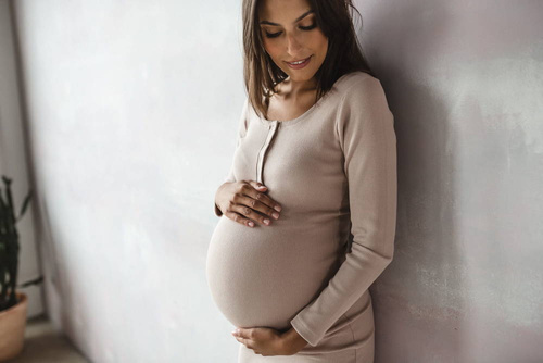 Sukienka ciążowa i do karmienia z dzianiny w prążek Tummy Milk&Love beżowy