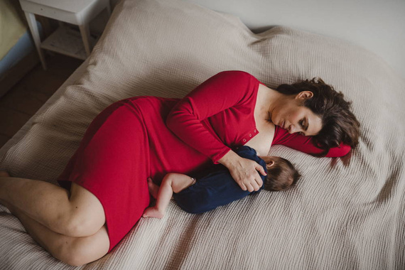 Sukienka ciążowa i do karmienia z dzianiny w prążek Tummy Milk&Love karminowy