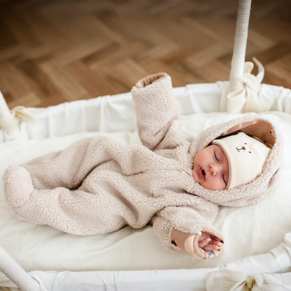 Beżowy kombinezon baranek Eevi Beary Cool – z kapturem i zamkiem