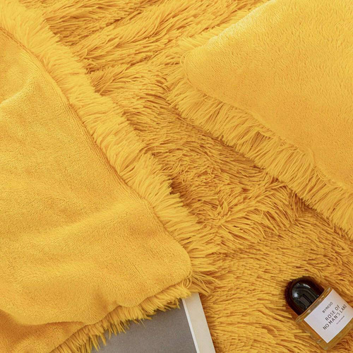 Koc narzuta włochacz futrzak fotelówka Yeti Spod Igły i Nitki pudrowy 