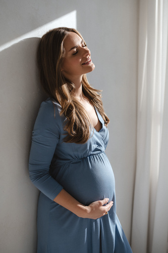 Bambusowa koszula nocna ciążowa i do karmienia Star Light 7/8 Milk&Love błękitna – elegancka, oddychająca, idealna do szpitala