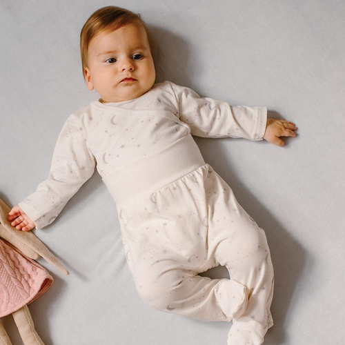 Półśpiochy niemowlęce Petite Eevi - ecru gwiazdki