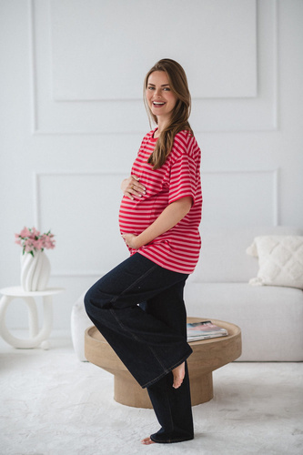 T-shirt do karmienia i ciąży Mamahood oversize z krytymi zamkami OEKO-TEX Milk&Love czerwono-różowe paski