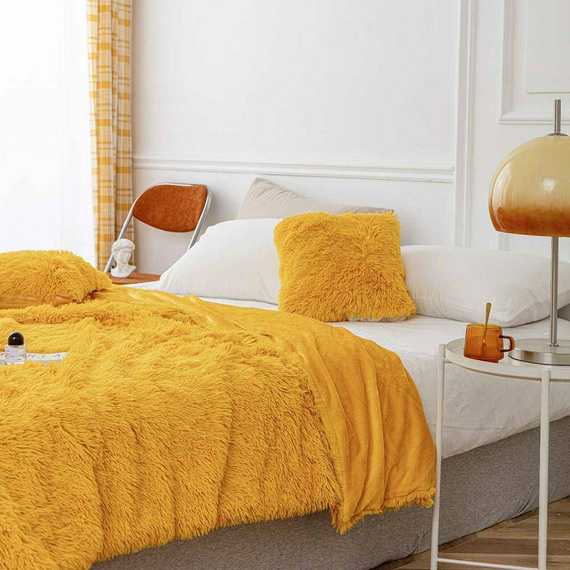 Koc narzuta włochacz futrzak fotelówka Yeti Spod Igły i Nitki pudrowy