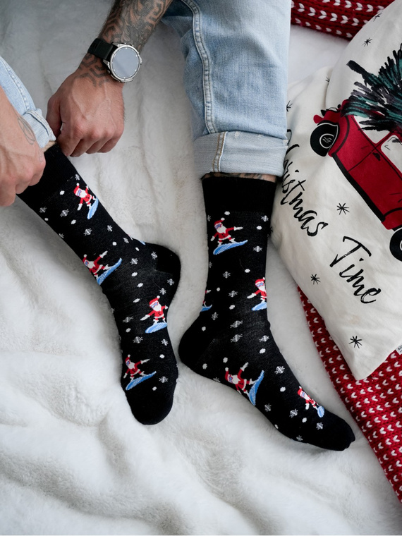 Świąteczne skarpety męskie Milena 1290-032 – Snowboardowy Mikołaj, czarny