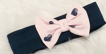 Opaska z kokardką Serduszka Bambarillo granatowo-różowy