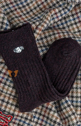 YN5035 Ciepłe skarpety damskie Magnetis brązowe – prążkowane z aplikacją