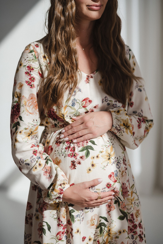 Sukienka ciążowa i do karmienia Lovely Dress Midi Milk&Love kremowa w kwiaty– naturalna tkanina z lnem, elegancka midi z zamkami do karmienia