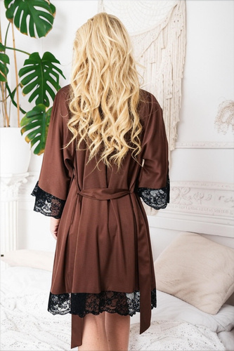 Sumi Kalimo – kobiecy szlafrok satynowy z koronką, elegancja w czekoladowym odcieniu