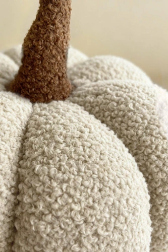 Spod Igły i Nitki poduszka dynia boucle – beżowa, miękka, jesienna dekoracja