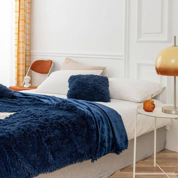 Koc narzuta włochacz futrzak fotelówka Yeti Spod Igły i Nitki pudrowy