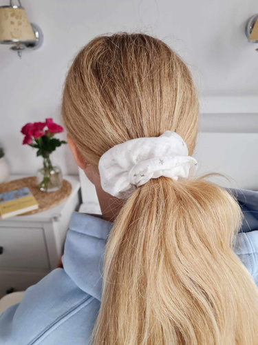 Gumka do włosów GM scrunchie muślinowa Marija - gwiazdki