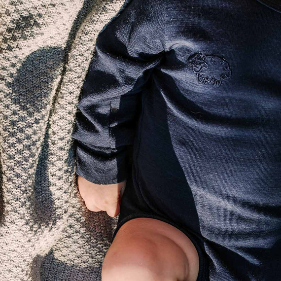 Eevi Merino granatowe – body niemowlęce kopertowe z wełny merynosów, miękkie i oddychające