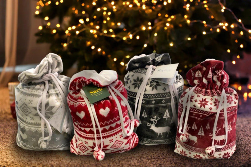 SACO Koc świąteczny 150x200 – bordowy, ciepły, miękki, w renifery i choinki, w ozdobnym worku