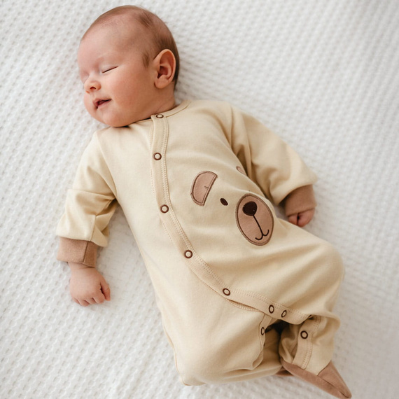 Bawełniany pajacyk niemowlęcy Eevi Beary Cool – ecru, haft misia, napy