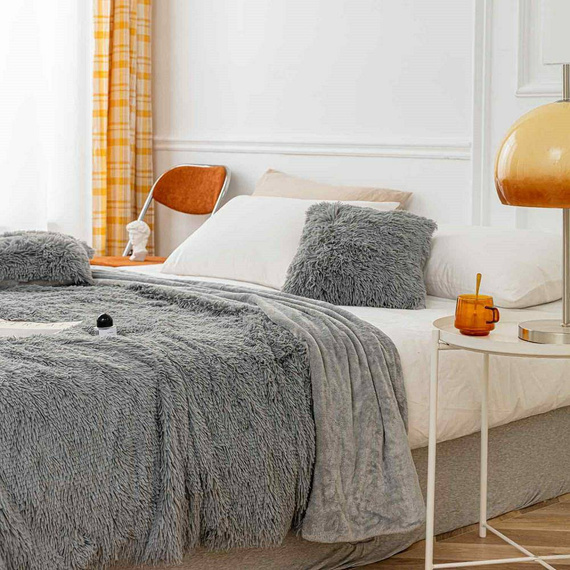 Koc narzuta włochacz futrzak fotelówka Yeti Spod Igły i Nitki pudrowy