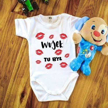 Body niemowlęce krótki rękaw "WUJEK tu był"  Moocha biały