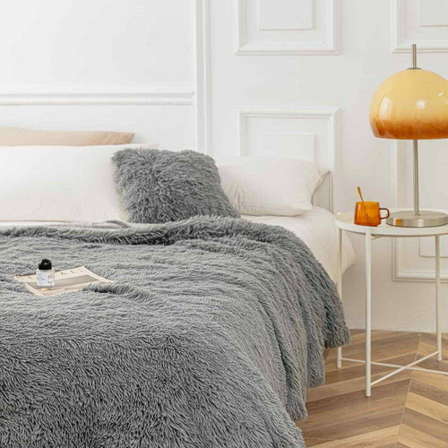 Koc narzuta włochacz futrzak fotelówka Yeti Spod Igły i Nitki pudrowy 