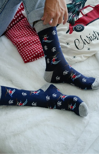 1290-031 Skarpety męskie świąteczne Milena granatowy 03 – Renifer na nartach, bawełniane
