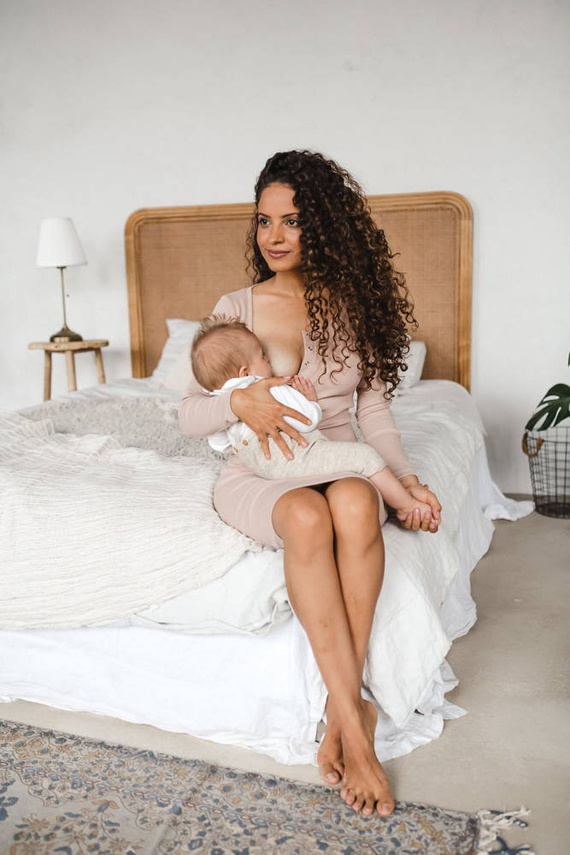 Sukienka ciążowa i do karmienia z dzianiny w prążek Tummy Milk&Love beżowy