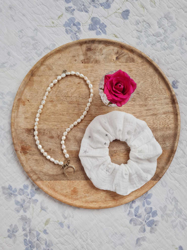 Gumka do włosów GM scrunchie muślinowa Marija - gwiazdki