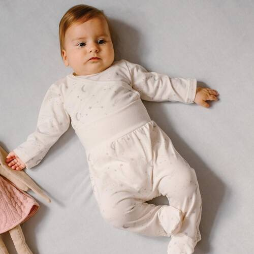 Półśpiochy niemowlęce Petite Eevi - ecru gwiazdki