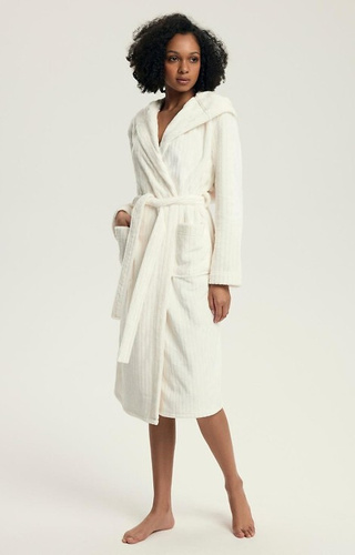 Szlafrok damski 43600 Dionne Henderson cream – ciepły, za kolano, z kieszeniami