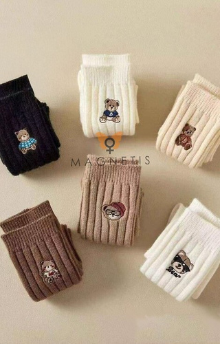 YN5041 Ciepłe skarpety damskie Magnetis ecru – prążkowane z haftem misia