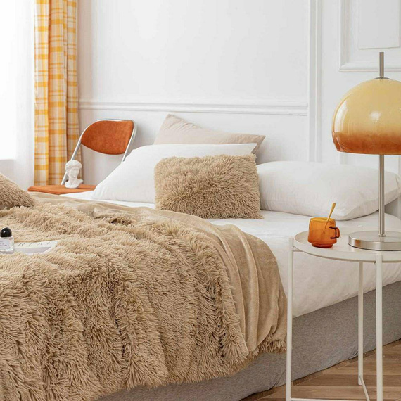 Koc narzuta włochacz futrzak fotelówka Yeti Spod Igły i Nitki pudrowy