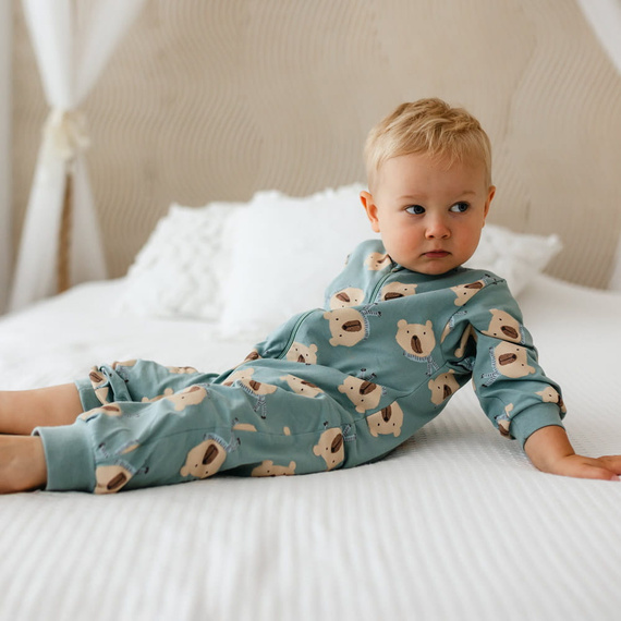 Bawełniany pajacyk niemowlęcy Eevi Beary Cool – szałwiowy, bez stópek