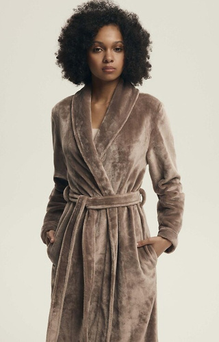  Szlafrok Henderson Dextra 43595 coffee– aksamitny w dotyku, za kolano