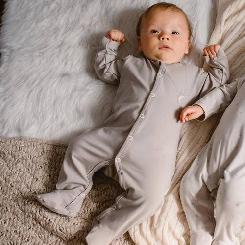 Pajac niemowlęcy Petite Eevi - gwiazdki sito