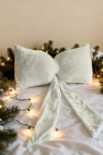 Kremowa poduszka świąteczna Kokarda 40x23 – welurowa dekoracja od Spod Igły i Nitki, Oeko-Tex