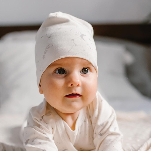 Czapka niemowlęca Petite Eevi - gwiazdki ecru