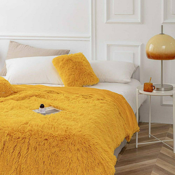 Koc narzuta włochacz futrzak fotelówka Yeti Spod Igły i Nitki pudrowy