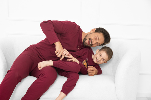 Piżama chłopięca Gordo – komplet bawełniany z nadrukiem samochodu Italian Fashion bordowy 